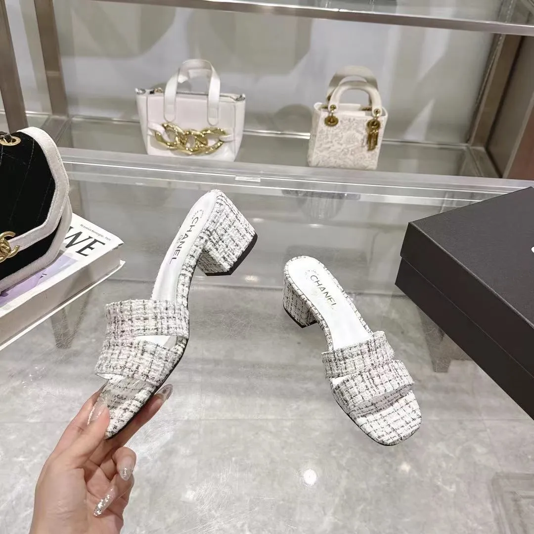 👟👟Ex-factory price 520👟👟 𝐂𝐇𝐀𝐍𝐄𝐋★Xiaoxiang New Spring and Summer Products Counter new sandals, electric embroidered Lingge’s classic elements that will never fade away 💋Showing a unique style, too beautiful to say, a must-have in summer... Upper: imported sheepskin/knitted fabric Lining: mixed sheepskin Heel height: 5cm Outsole: Italian leather outsole Shoe size: 35-39 (customized items of 40, 41 and 42 are not returnable or exchangeable)